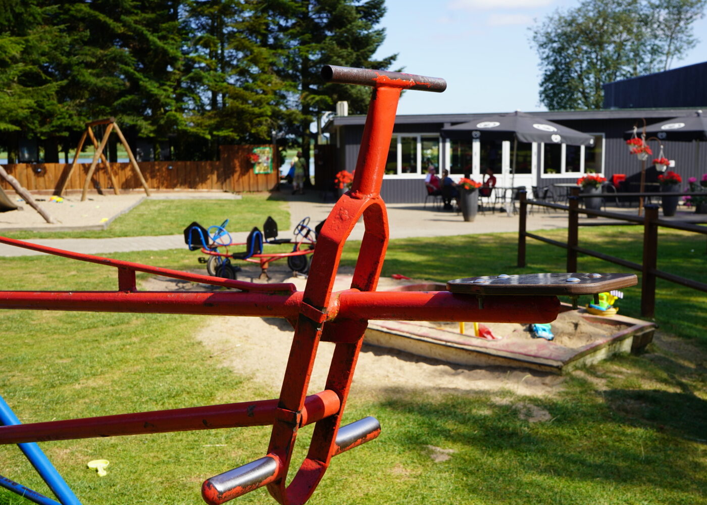 Hvad skal vi lave på ferien? Besøg verdenskortet vi har alt til familien, legeplads, klappedyr og andre spændende oplevelser.